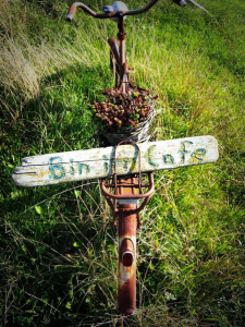 Bin im Café - nicht ganz, aber ein Kaffee steht hier.